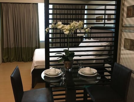 Caja de seguridad en la habitación, escritorio y cortinas blackout