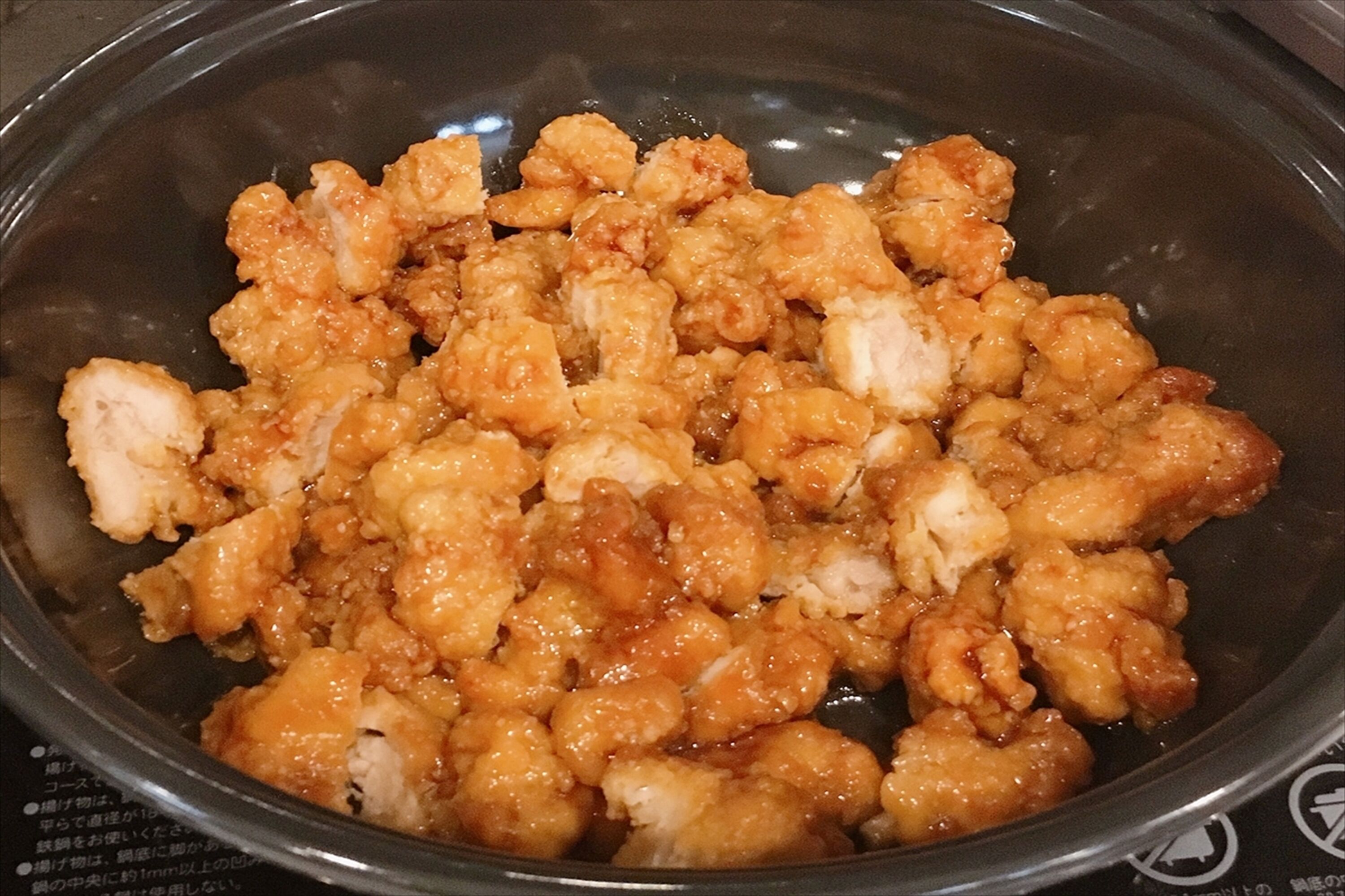 A bowl of fried chicken pieces.