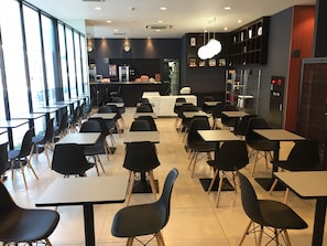 Daily cooked-to-order breakfast (JPY 1100 per person)