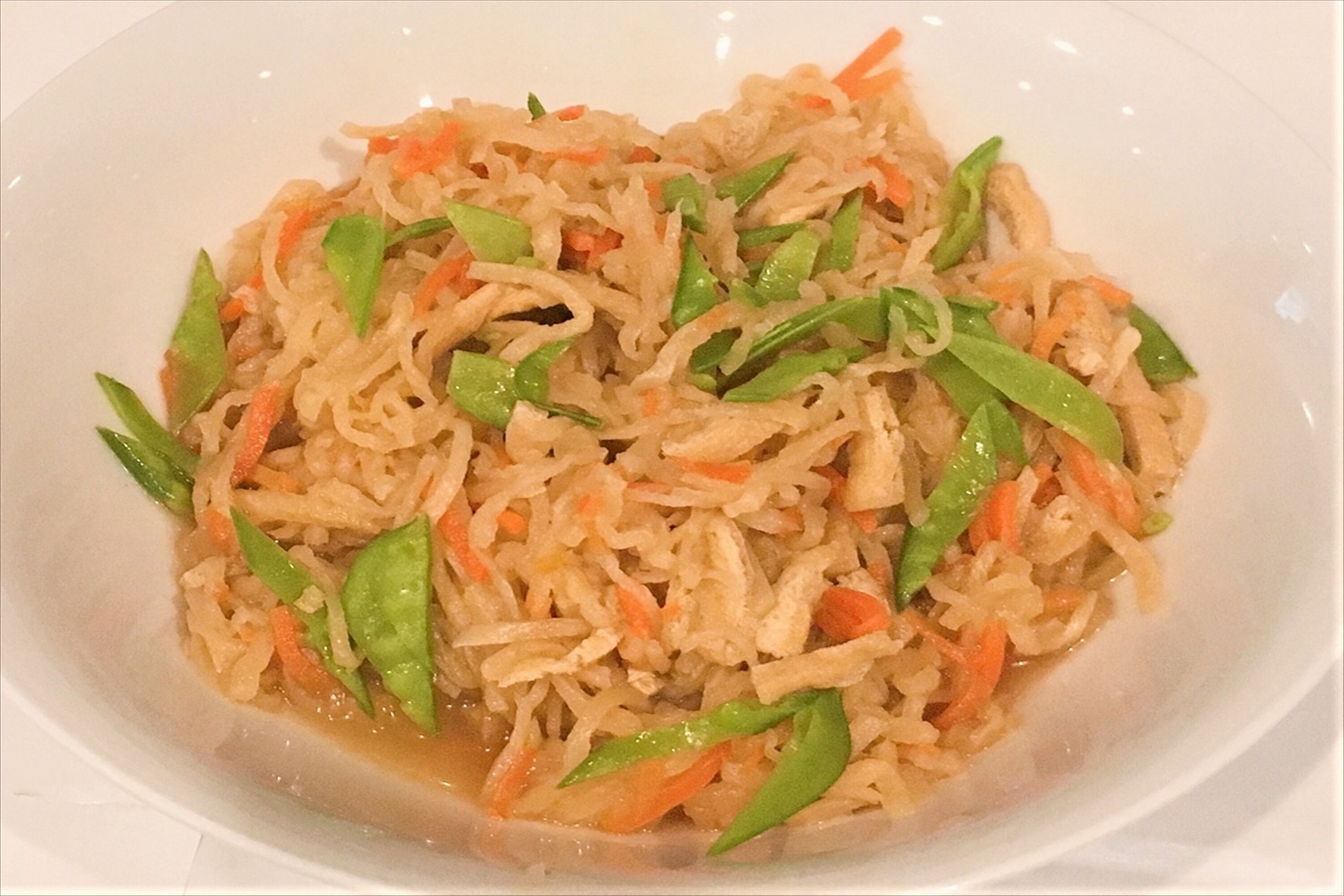 Un bol de riz sauté aux légumes.