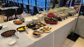 Aamiainen viikonloppuisin (1100 JPY per henkilö)