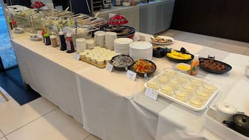 Daily cooked-to-order breakfast (JPY 1000 per person)