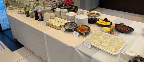 Una mesa de buffet con diversos platos y acompañamientos.
