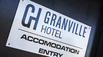 Placa do Hotel Granville indicando entrada para hospedagem.