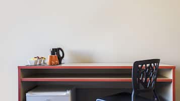 Camera familiare, bagno condiviso | Una scrivania, ferro/asse da stiro, Wi-Fi gratuito, lenzuola