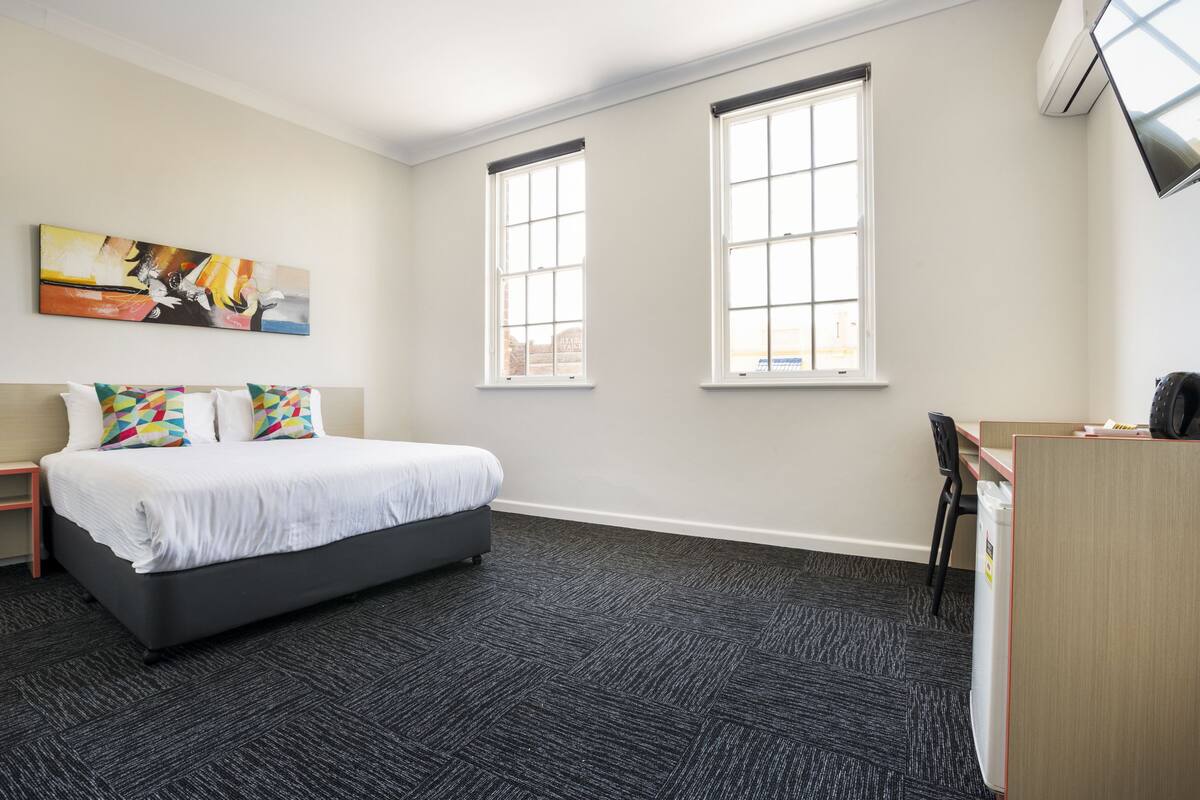 Habitación económica | Escritorio, tabla de planchar con plancha, wifi gratis y ropa de cama 