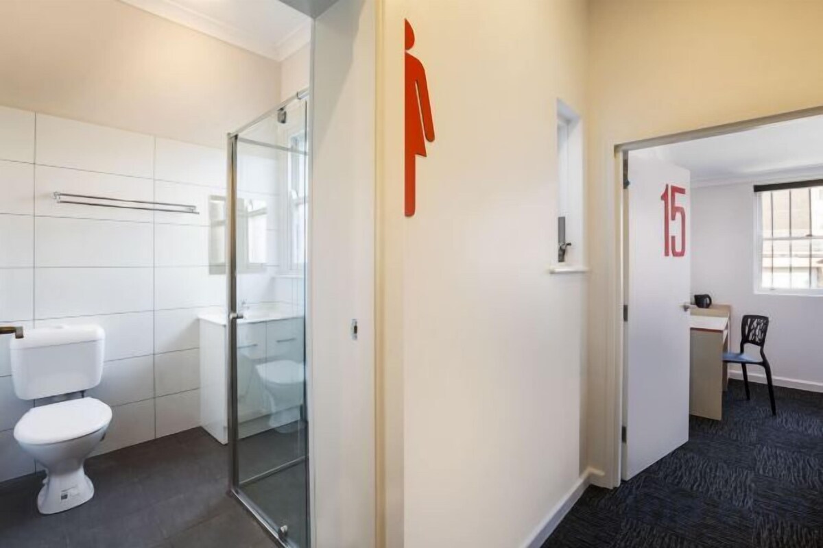 Shower, free toiletries, towels