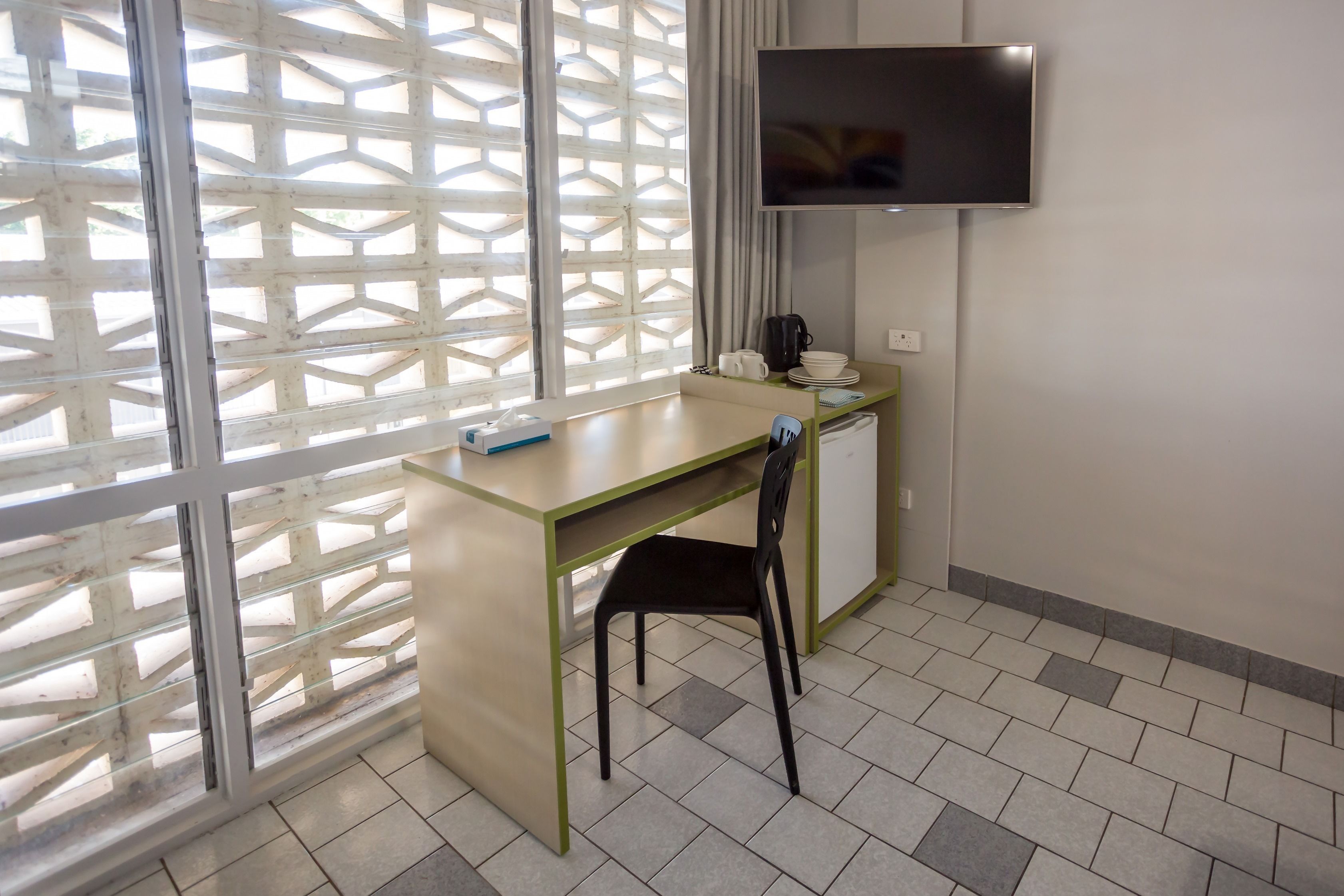 スタジオ ベッド (複数台) (1 Queen and 1 Single) | ミニバー、デスク、アイロン / アイロン台、ベッドシーツ