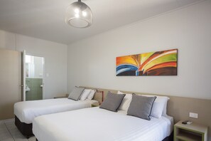 Studio Queen + Single | Minibar, desk, iron/ironing board, bed sheets - Nightcap at Emerald Star Hotel (Emerald)