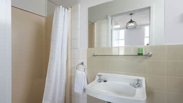 Two Bedroom Apartment | Bathroom | Shower, free toiletries, hair dryer, towels