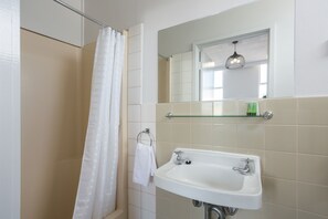 Chambre familiale, Plusieurs lits | Salle de bain | Douche, articles de toilette (gratuits), séchoir à cheveux