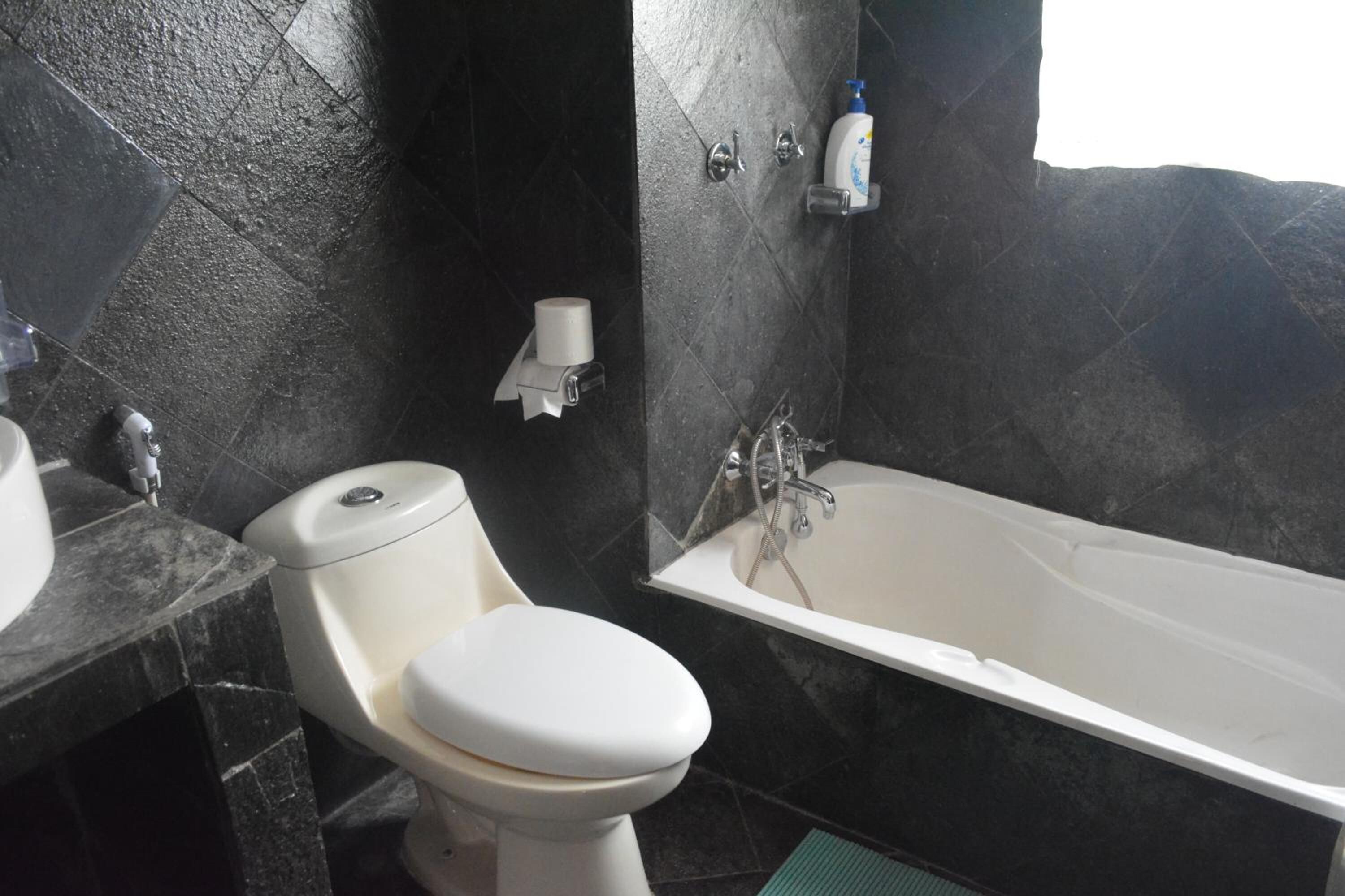 combined shower/bathtub, free toiletries, slippers, towels