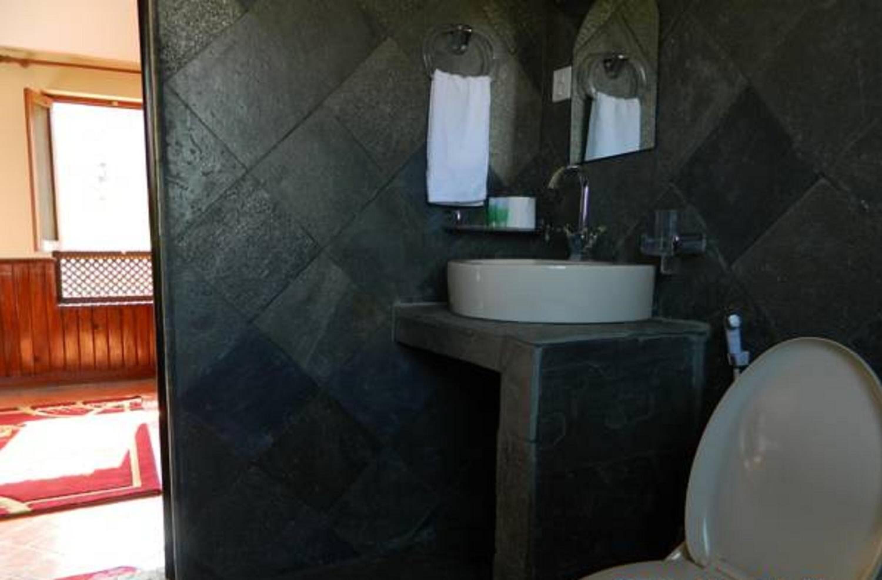 combined shower/bathtub, free toiletries, slippers, towels