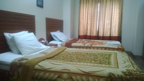 Desk, iron/ironing board, rollaway beds, free WiFi - Traveller Inn (Dhaka)