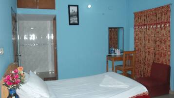 Standard Room | Desk, iron/ironing board, rollaway beds, free WiFi