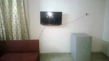 Desk, iron/ironing board, rollaway beds, free WiFi