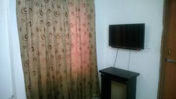 Standard Room | Desk, iron/ironing board, rollaway beds, free WiFi