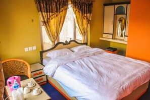 Ropa de cama de alta calidad y caja de seguridad en la habitación 