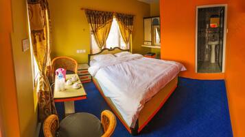 Ropa de cama de alta calidad y caja de seguridad en la habitación