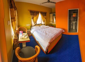 高級寢具、房內夾萬、書桌、熨斗/熨衫板