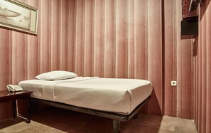 Premium bedding, in-room safe, desk, iron/ironing board - Twins Hotel Manggadua (Jakarta)