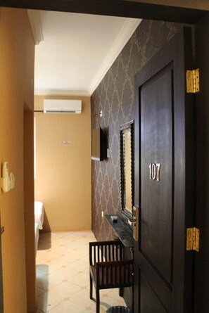 Premium bedding, in-room safe, desk, iron/ironing board