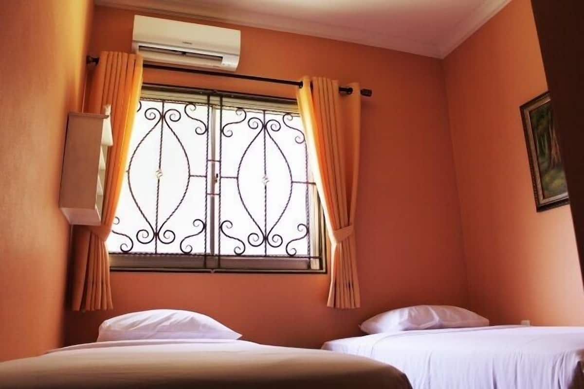 Premium bedding, in-room safe, desk, iron/ironing board