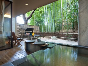 精選雙床房 (Stylish Suite) | 浴室 | 獨立浴缸和淋浴設備、全浸式浴缸、免費盥洗用品、吹風機