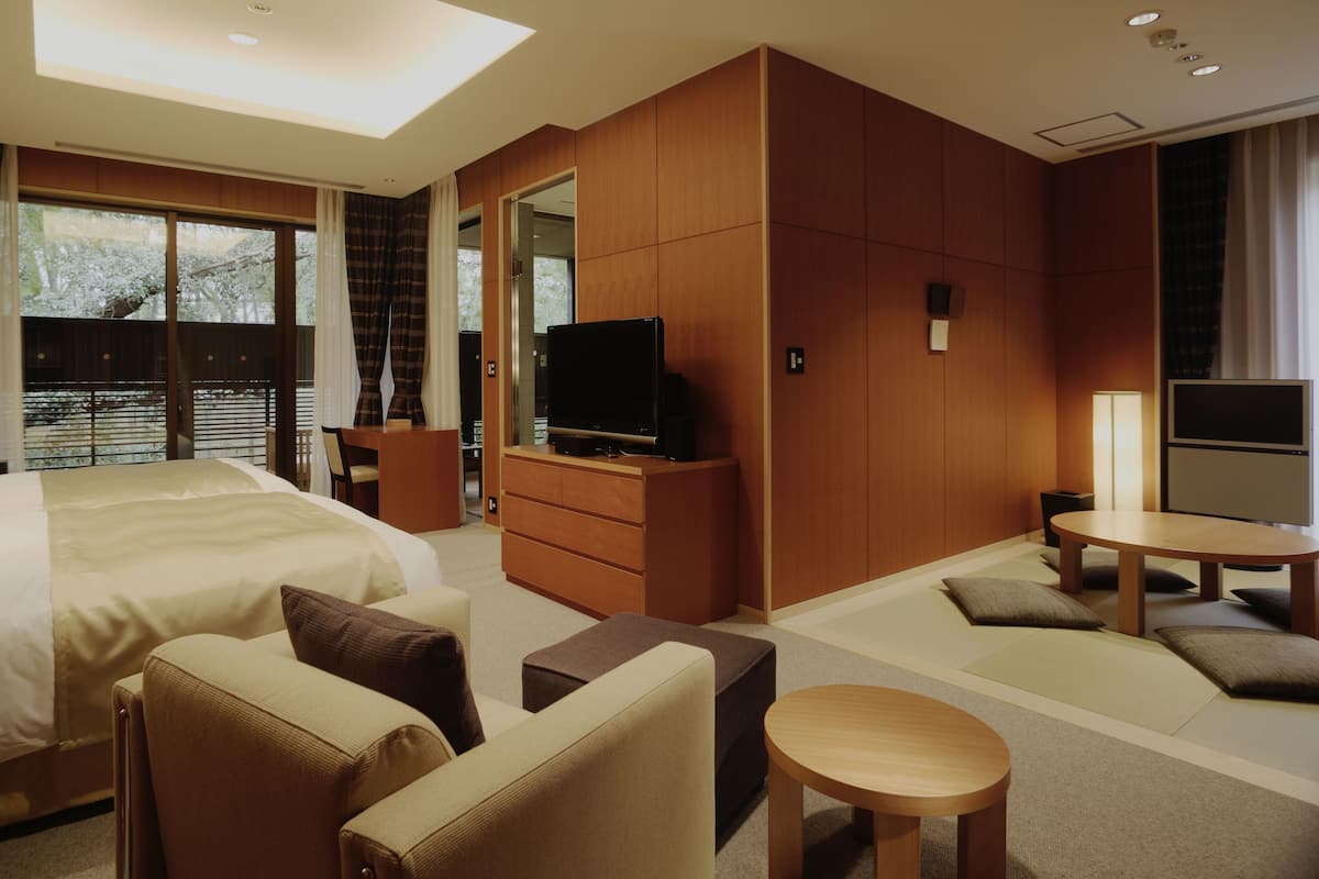 Senior Twin kamer (Stylish Suite) | Een minibar, een kluis op de kamer, een bureau