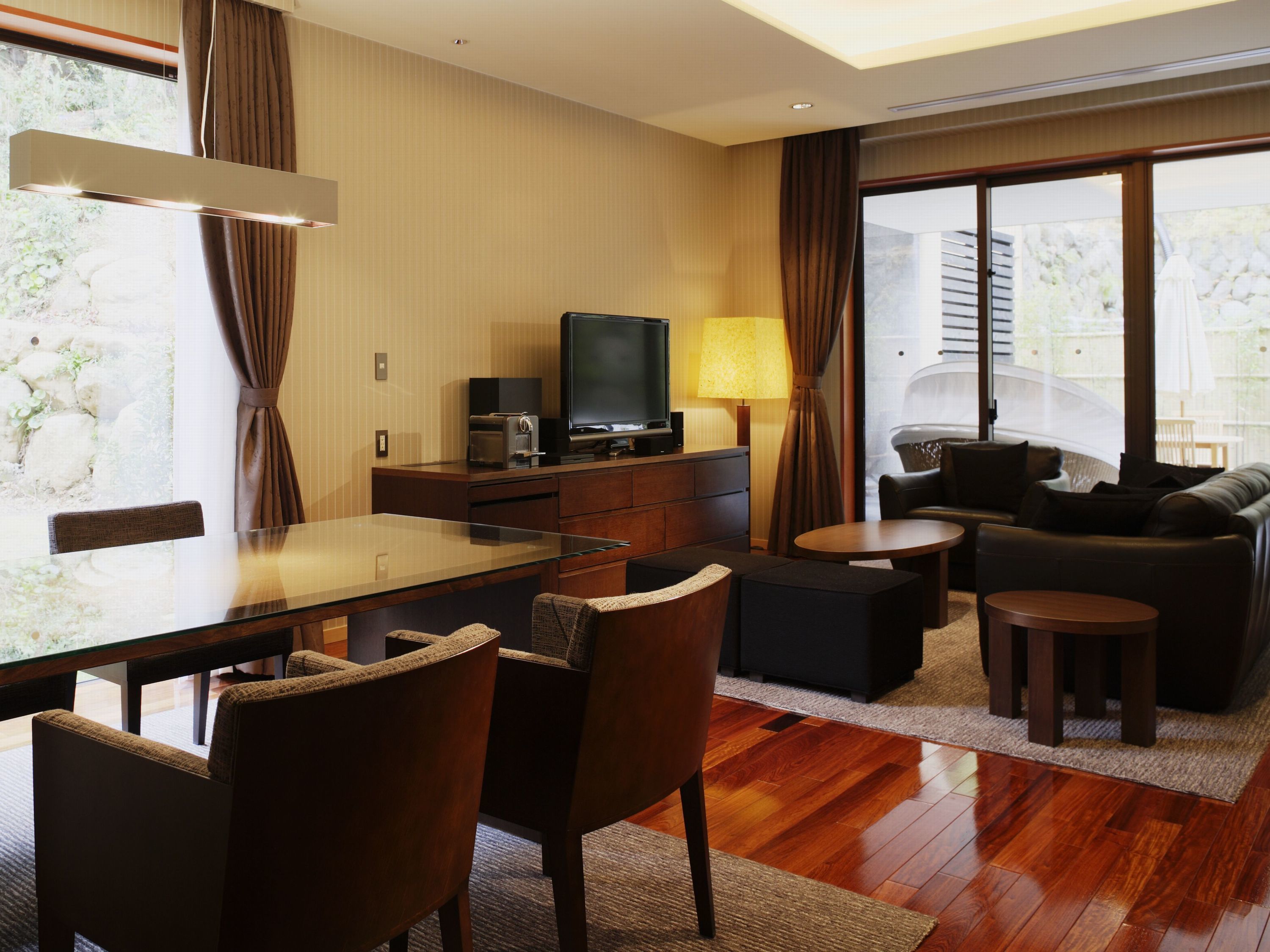 Luxury Suite Twin | Living area | Flat-screen TV