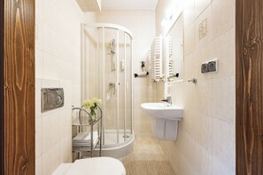 Douche, articles de toilette (gratuits), séchoir à cheveux