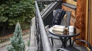 Family Room | Premium bedding, soundproofing, iron/ironing board, bed sheets