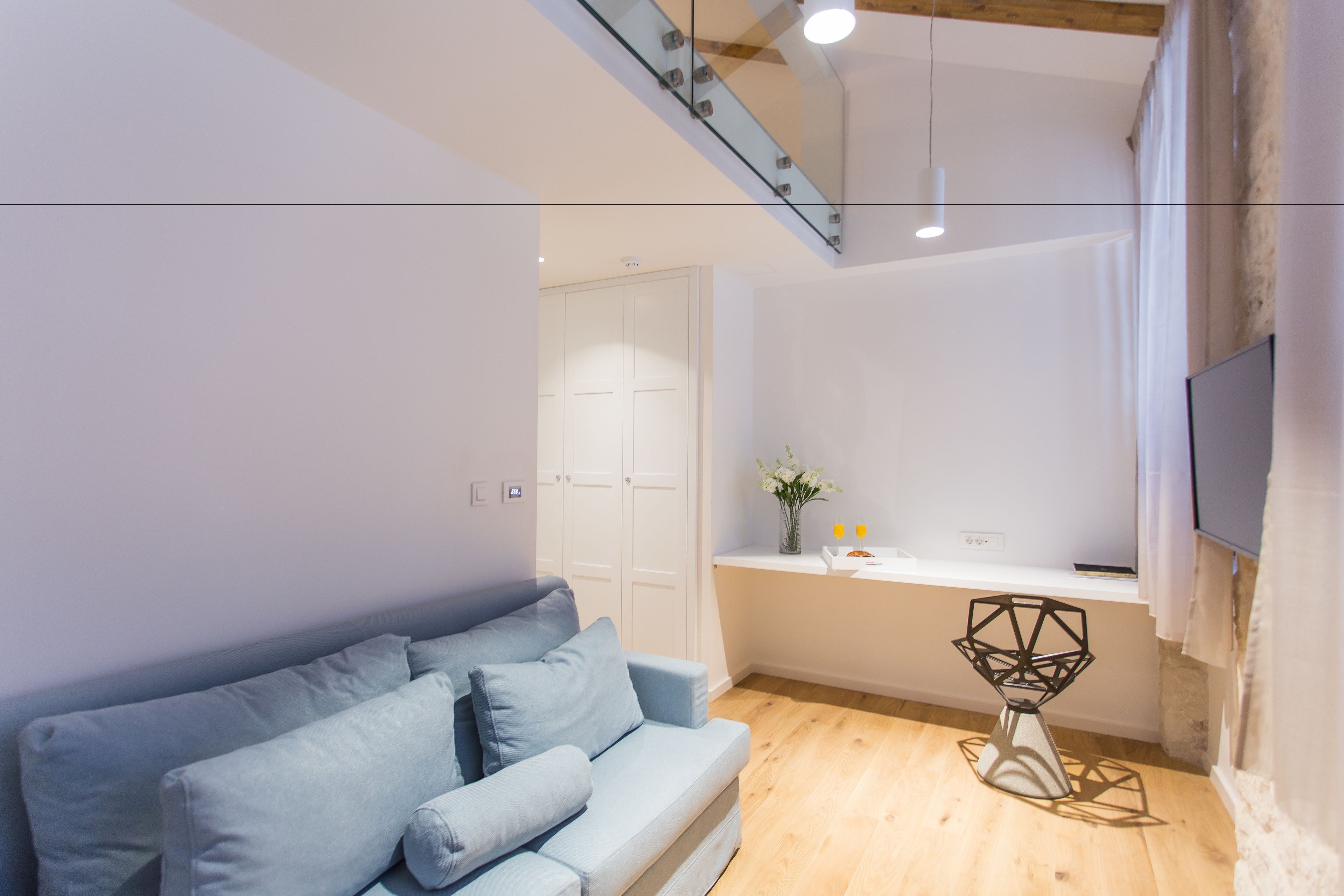 superior suite, sea view | living area | flat-screen tv