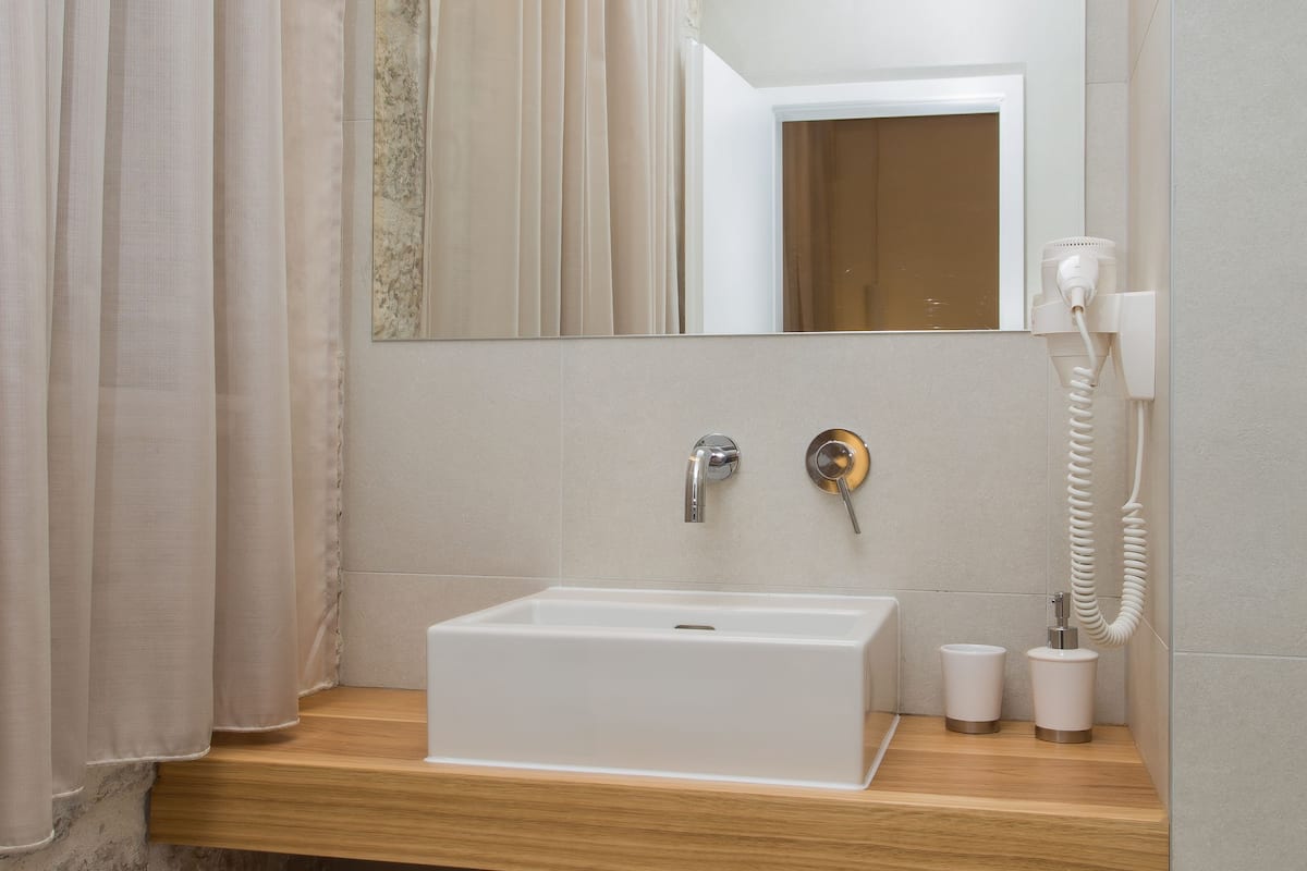 shower, free toiletries, hair dryer, slippers