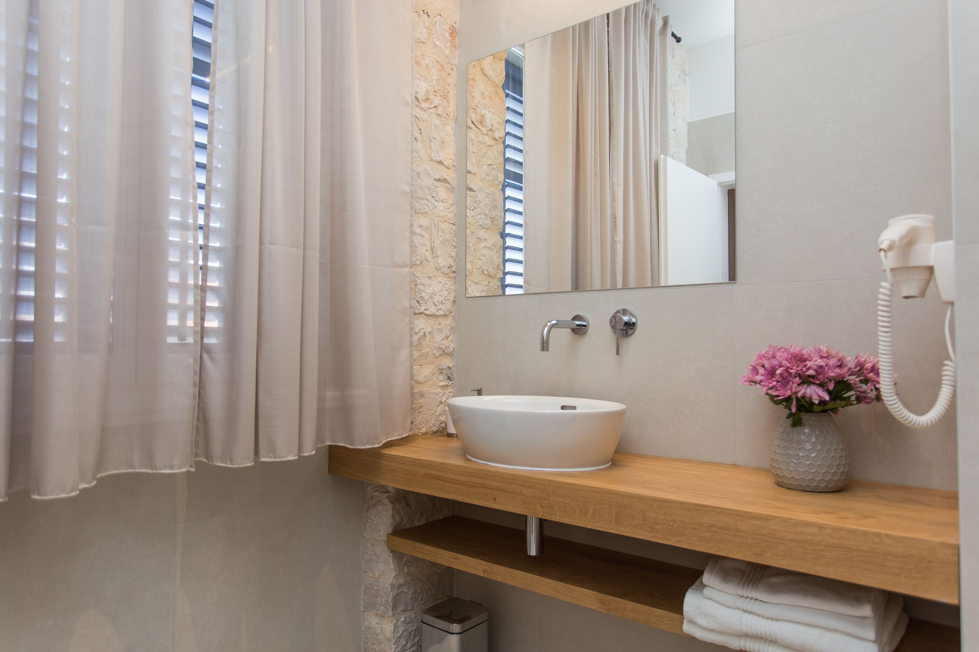 standard double room | bathroom | shower, free toiletries, hair dryer, slippers