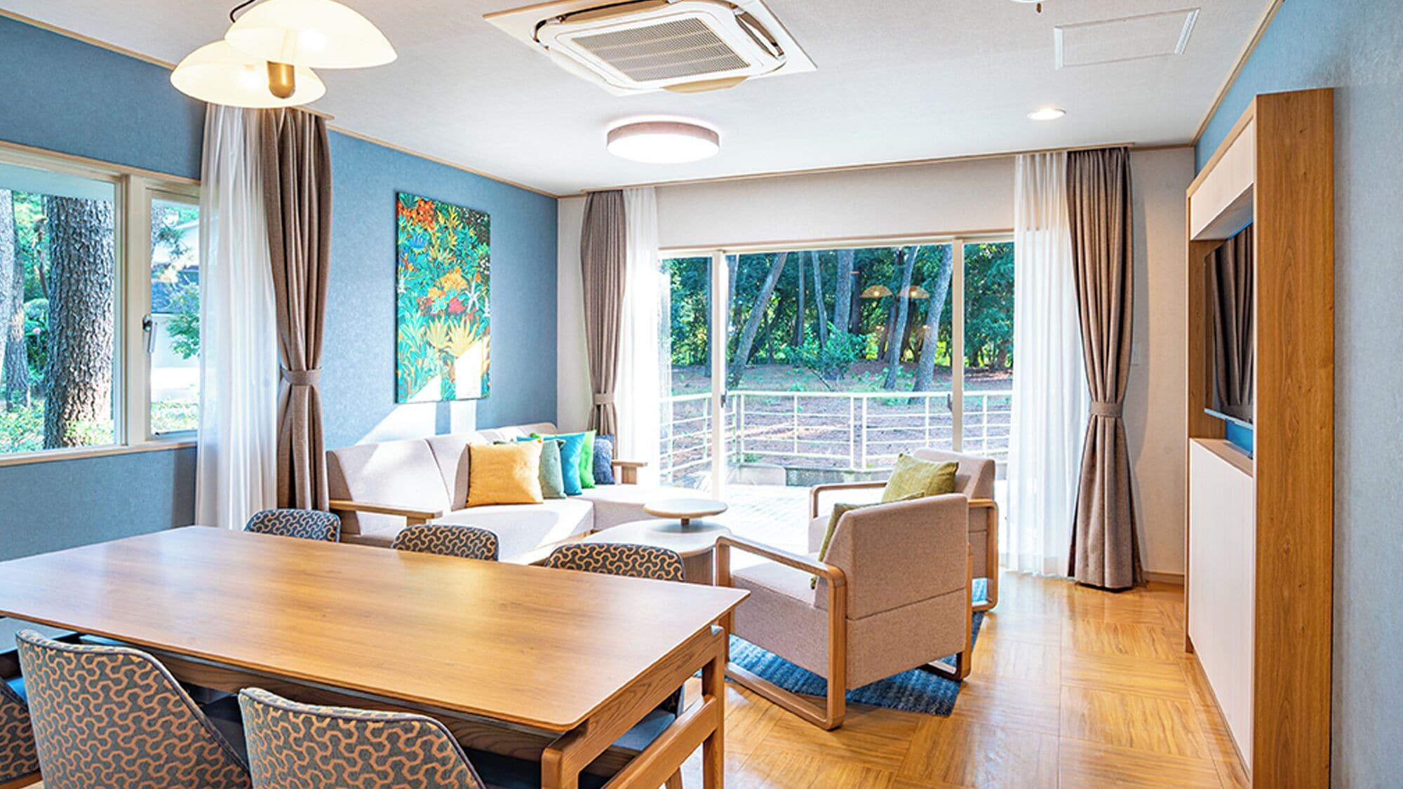 Een bureau, gratis wifi, beddengoed