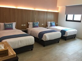 Habitación triple Deluxe, 1 habitación, balcón | Cortinas opacas, wifi gratis, ropa de cama