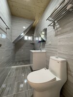 Quarto casal romântico, 1 quarto, sacada | Banheiro | Produtos de toalete grátis, secador de cabelo, chinelos