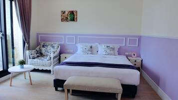 Un dormitorio con cama, una silla, una mesita y un banco.