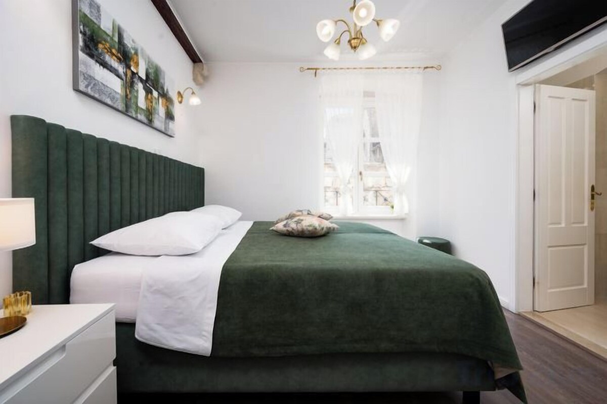 Premium bedding, in-room safe, laptop workspace, soundproofing