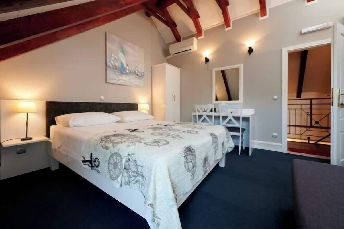Premium bedding, in-room safe, laptop workspace, soundproofing