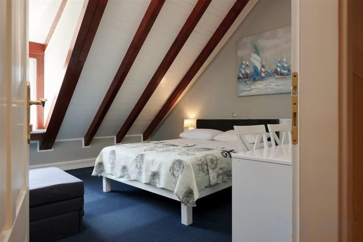 Premium bedding, in-room safe, laptop workspace, soundproofing