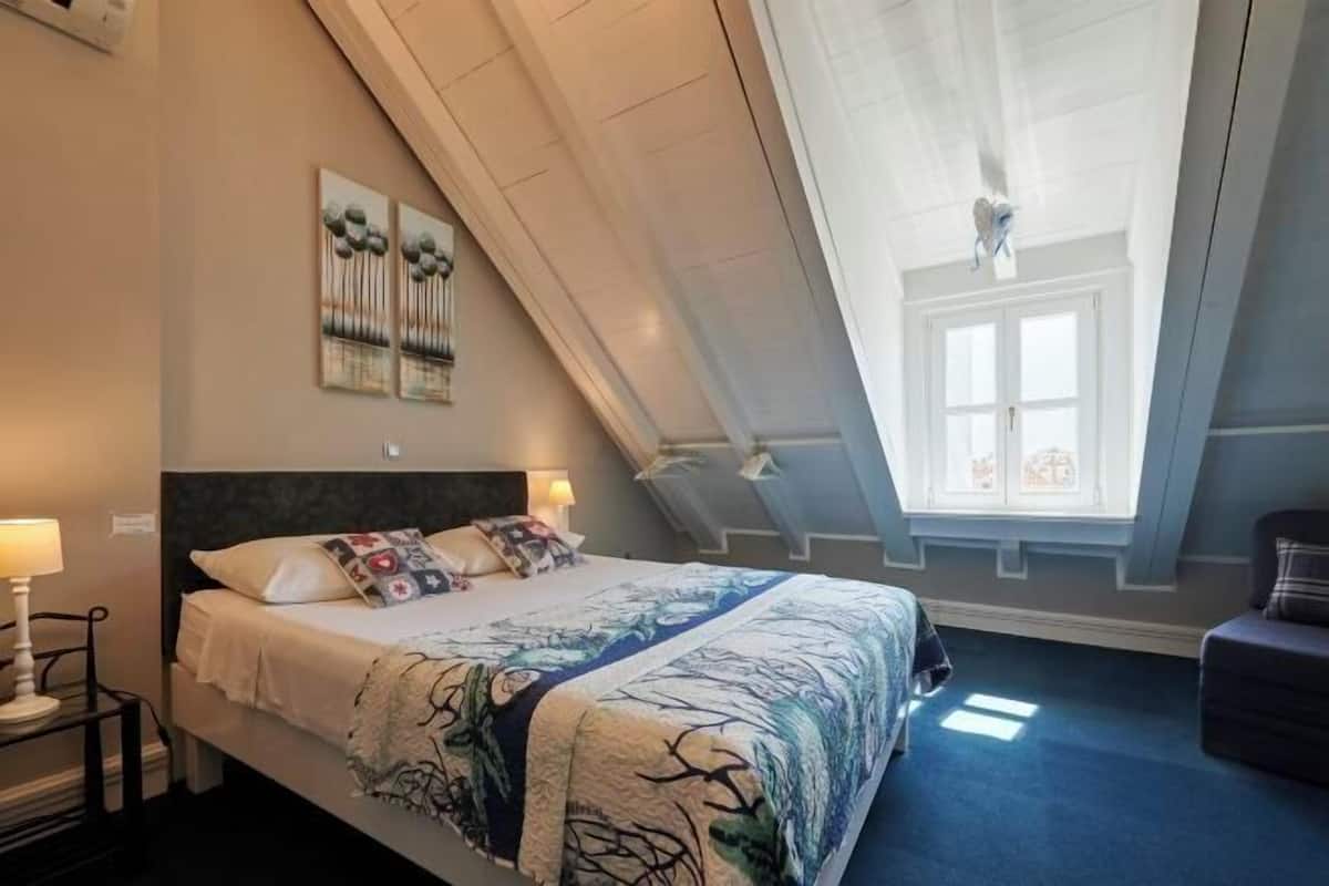 Premium bedding, in-room safe, laptop workspace, soundproofing