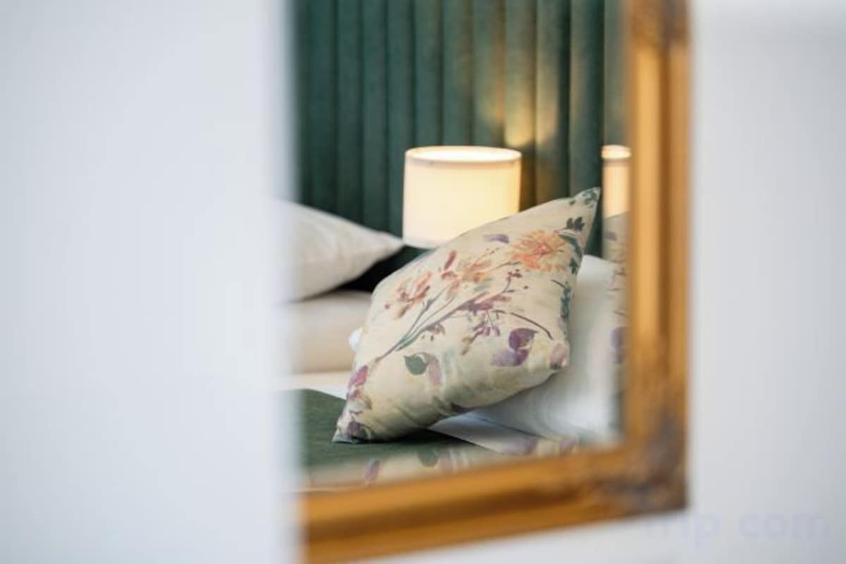Premium bedding, in-room safe, laptop workspace, soundproofing