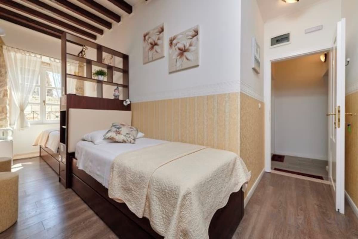 Premium bedding, in-room safe, laptop workspace, soundproofing