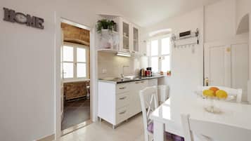 Deluxe Studio, City View | Private kitchen