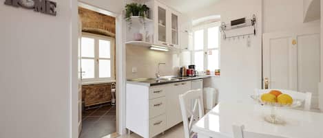 Estudio Deluxe, vistas a la ciudad | Cocina privada | Frigorífico, cafetera o tetera y hervidor eléctrico