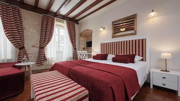 Dobbeltrom – superior, byutsikt | Sengetøy av topp kvalitet, safe på rommet og skrivebord for bærbar PC