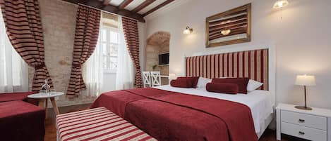 Superior tweepersoonskamer, uitzicht op stad | Luxe beddengoed, een kluis op de kamer, een laptopwerkplek