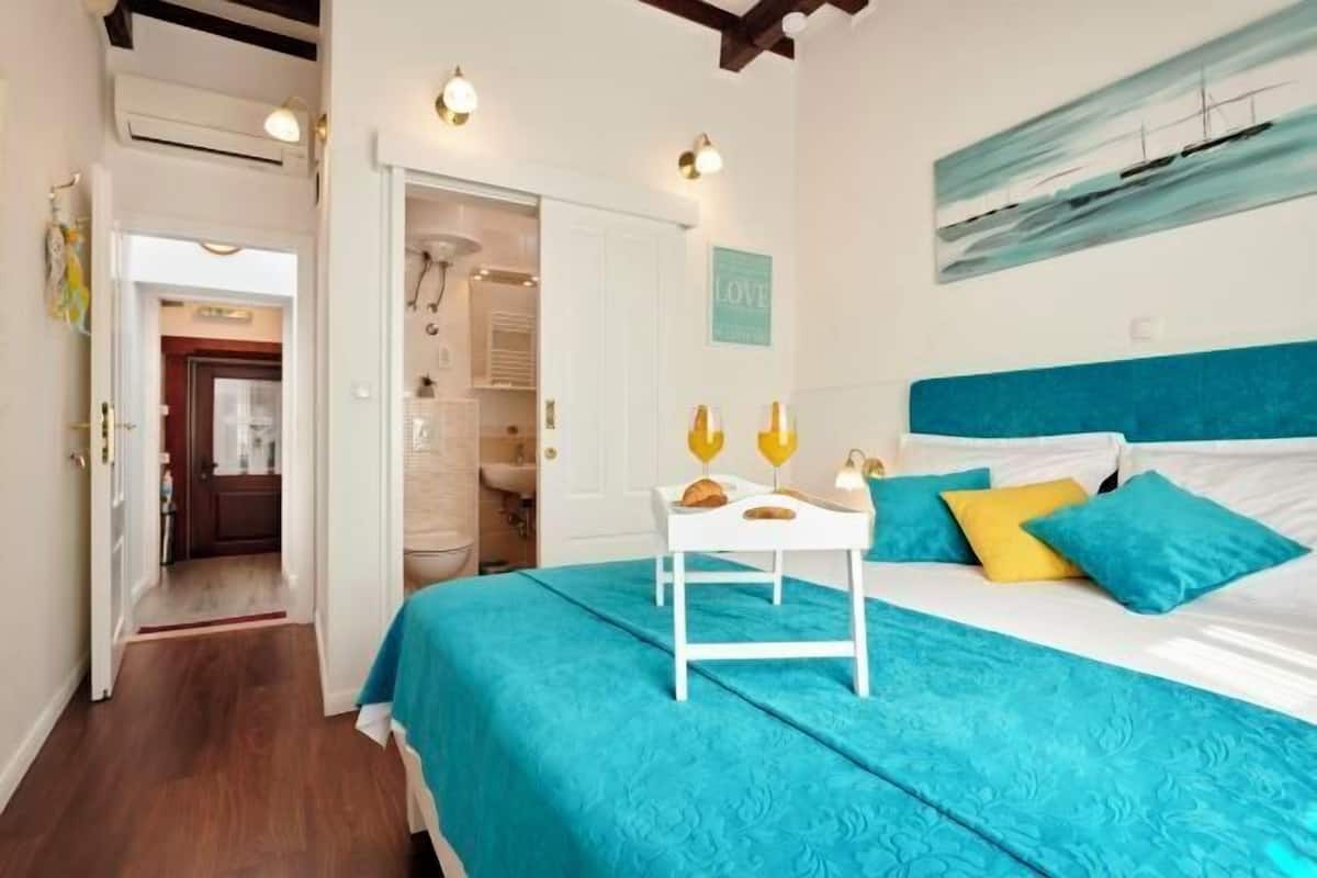 Premium bedding, in-room safe, laptop workspace, soundproofing
